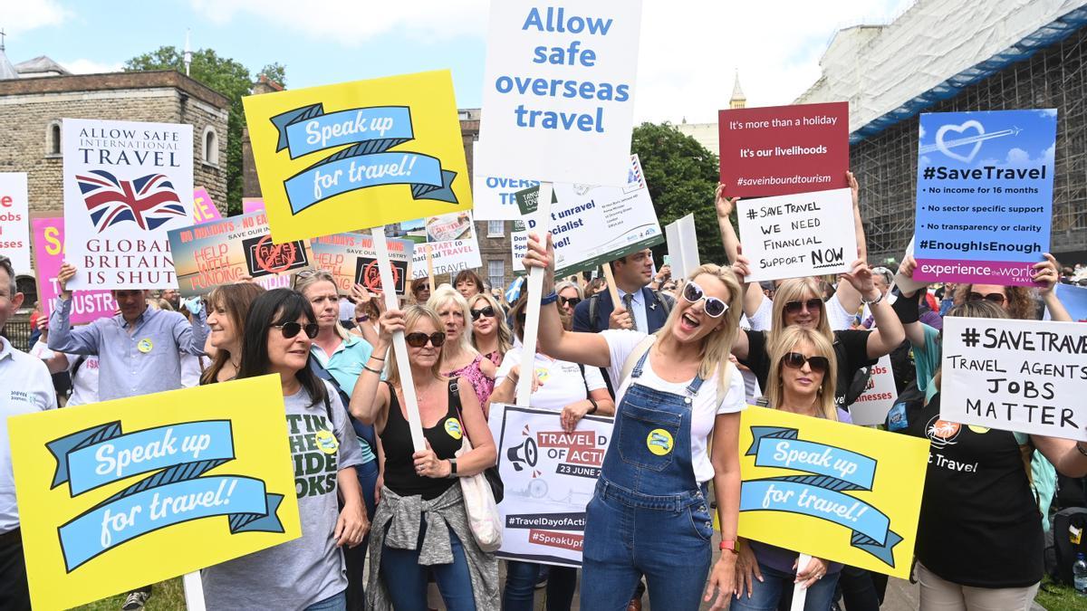 Representantes del sector turístico participando en la jornada de protesta de este miércoles, en Londres.