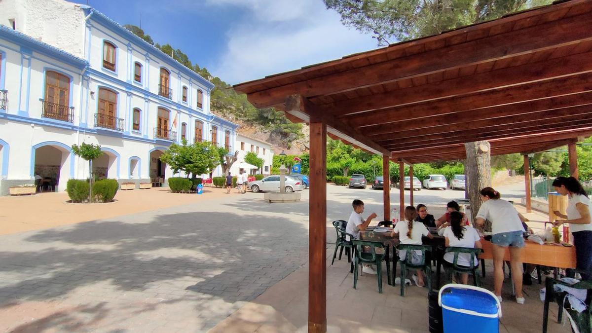 Uno de los merenderos en la Ermita del Pico del Remedio de Chelva, este verano. | FERNANDO BUSTAMANTE