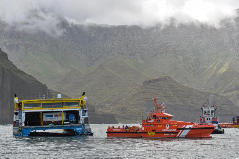 Traslado a puerto de los pasajeros del ferry encallado en Agaete