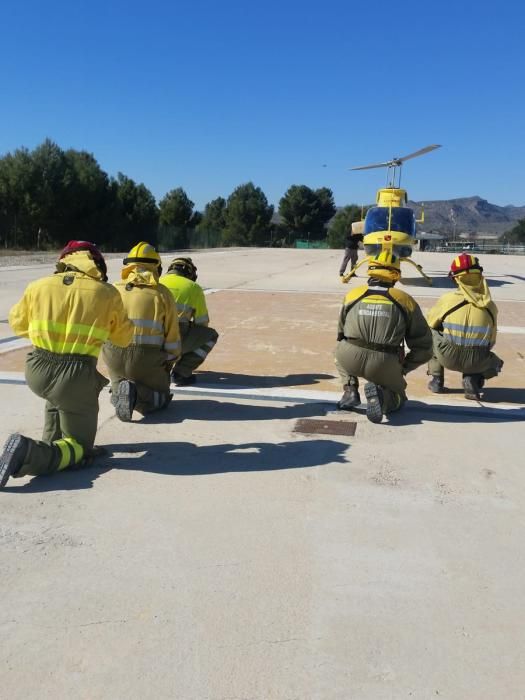 Helicóptero y bomberos de la Región colaboran en la extinción del incendio declarado en Paterna del Madera