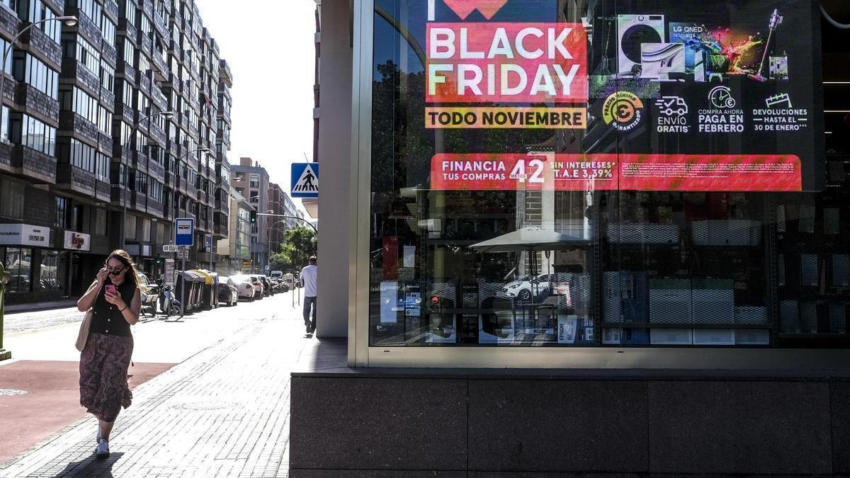 Un comercio en Las Palmas de Gran Canaria promociona sus productos por el Black Friday en el escaparate