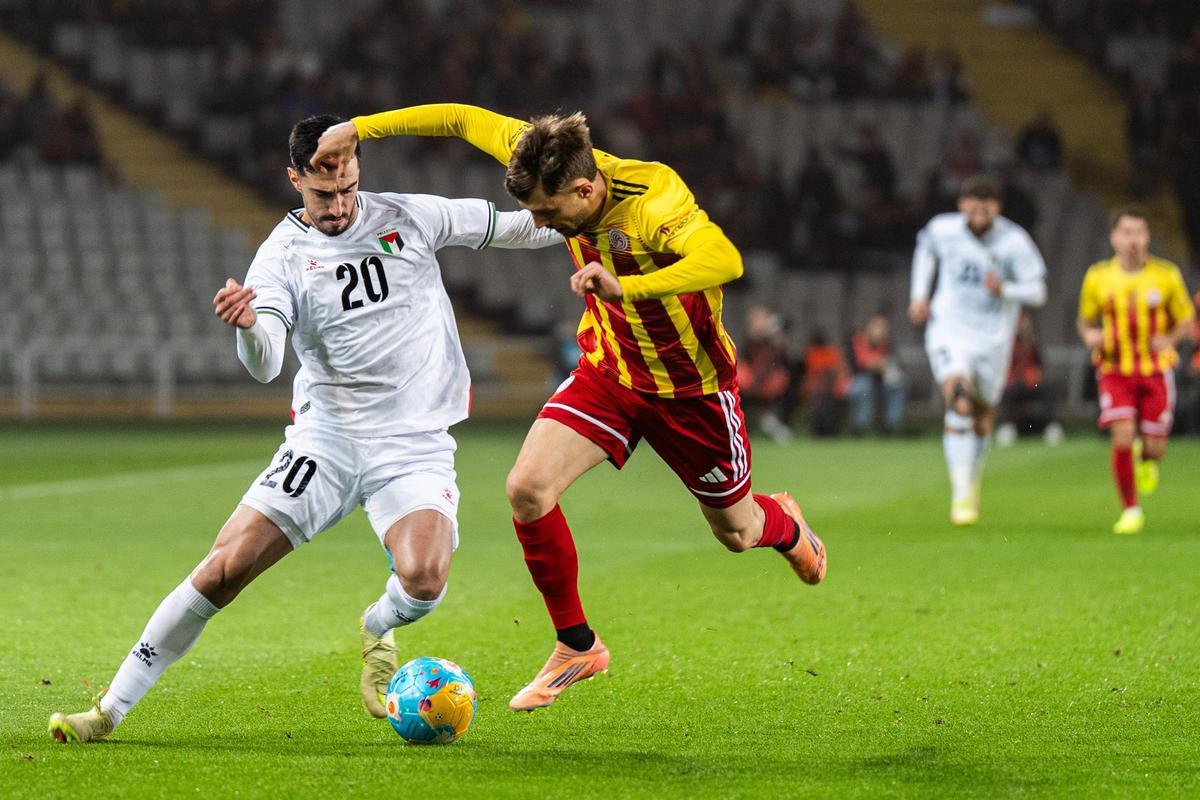 Pau Víctor pelea un balón en el Estadi Olímpic.