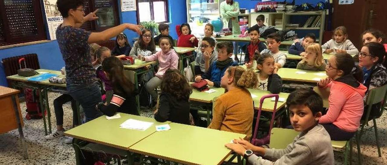 Participantes en el taller &quot;Stop racismo&quot; en el colegio de Infiesto.