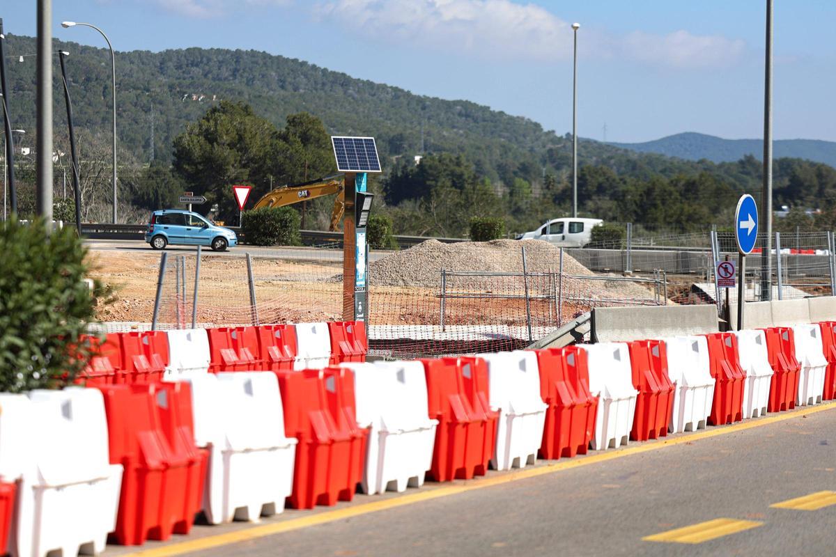 Las vallas blancas y rojas que cubren todo el arcén de la carretera Santa Eulària-Ibiza a la altura de la parada de bus de cazadores.
