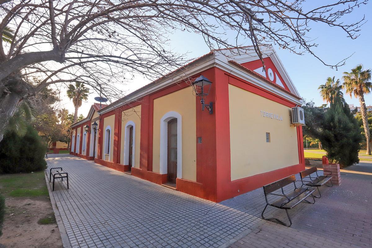 Antigua estación de tren de Torrevieja, reconvertida en sala de exposiciones.