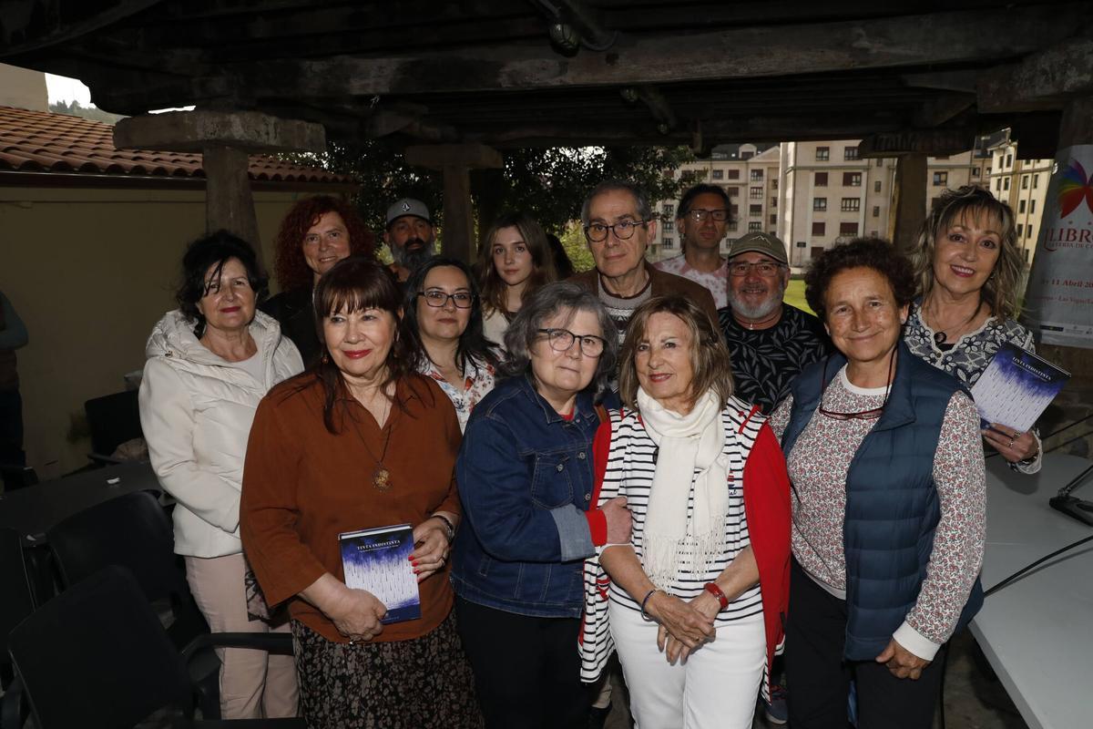 Participantes en la jornada poética de Corvera.