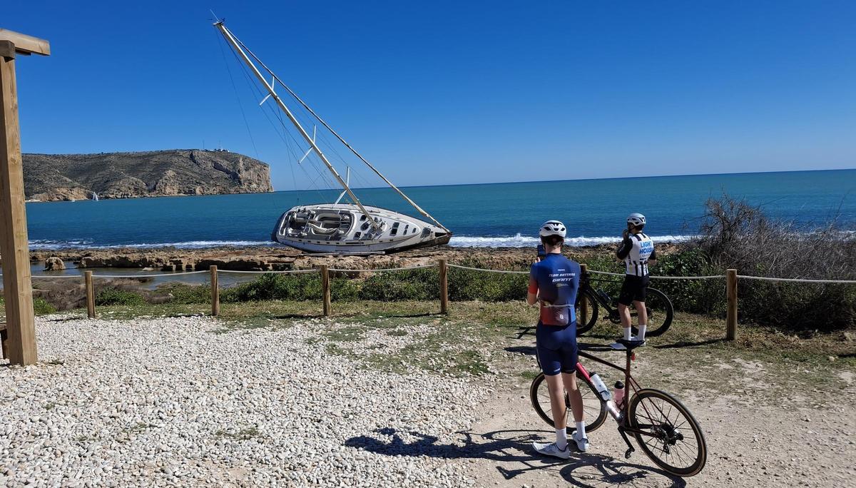 Dos ciclistas que han dejado de dar pedales para fotografiar el Bau bau