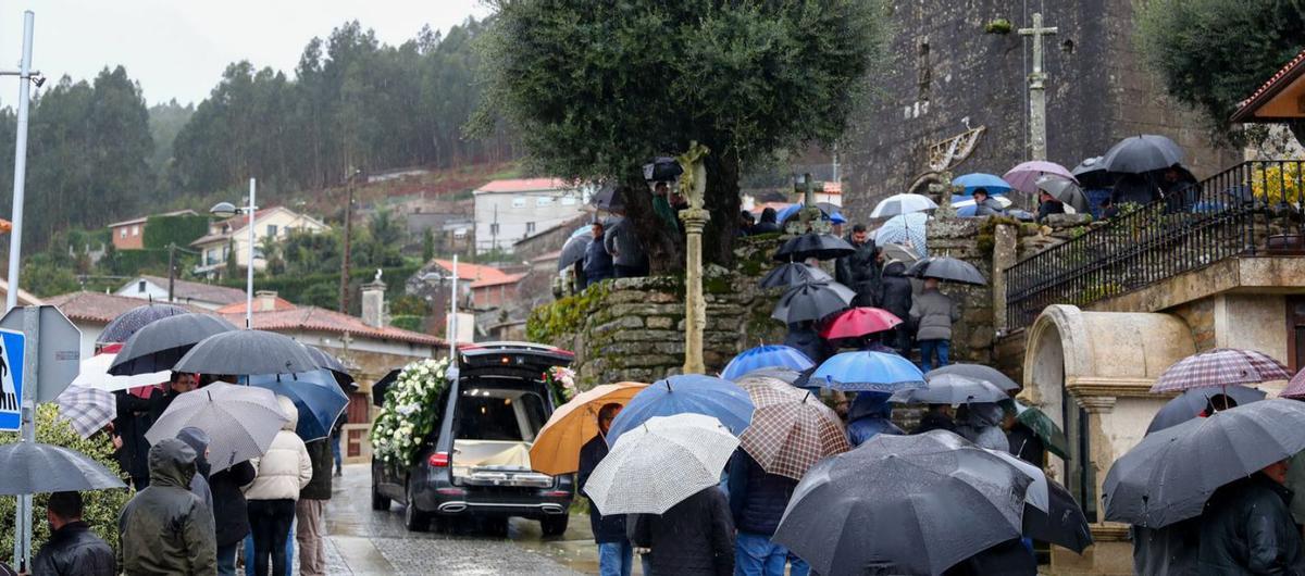 Asistentes al funeral y sepelio de Dani Portas.   | // IÑAKI ABELLA