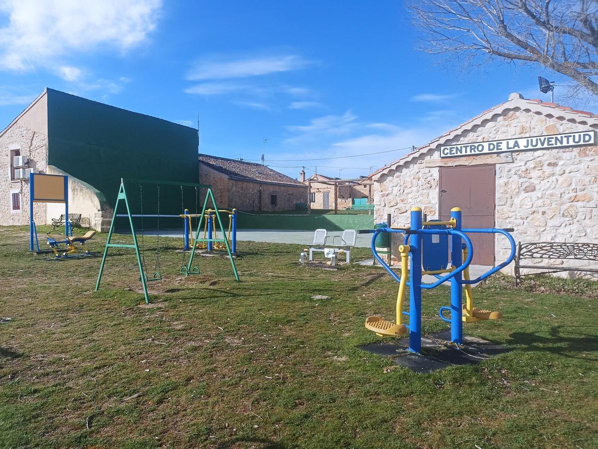 Vista del área recreativa, el frontón y la Casa de la Juventud.