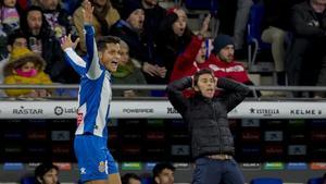 Rubi (derecha) se lamenta junto a Rosales en el partido de este domingo contra el Madrid.