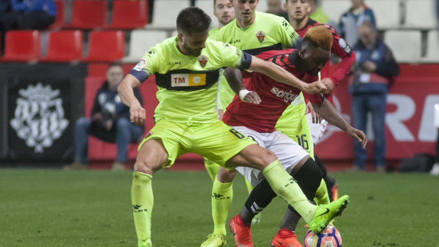 Pelayo lucha por un balón con un jugador del Nàstic