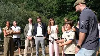 La cantera de la pesca gallega: 70 niños de Silleda descubren el río con el campeón del mundo David Arcay