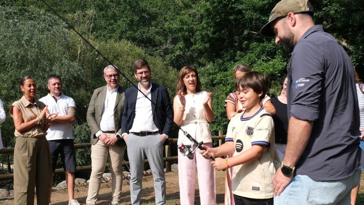 La cantera de la pesca gallega: 70 niños aprenden a pescar en el río Deza