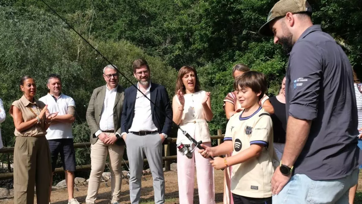 La cantera de la pesca gallega: 70 niños de Silleda descubren el río con el campeón del mundo David Arcay