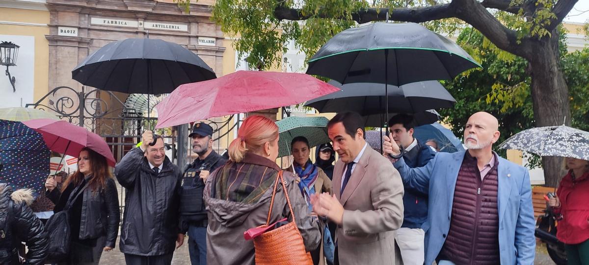 Gil Lavado hablando con Nieto a las puertas de la Real Fábrica de Artillería