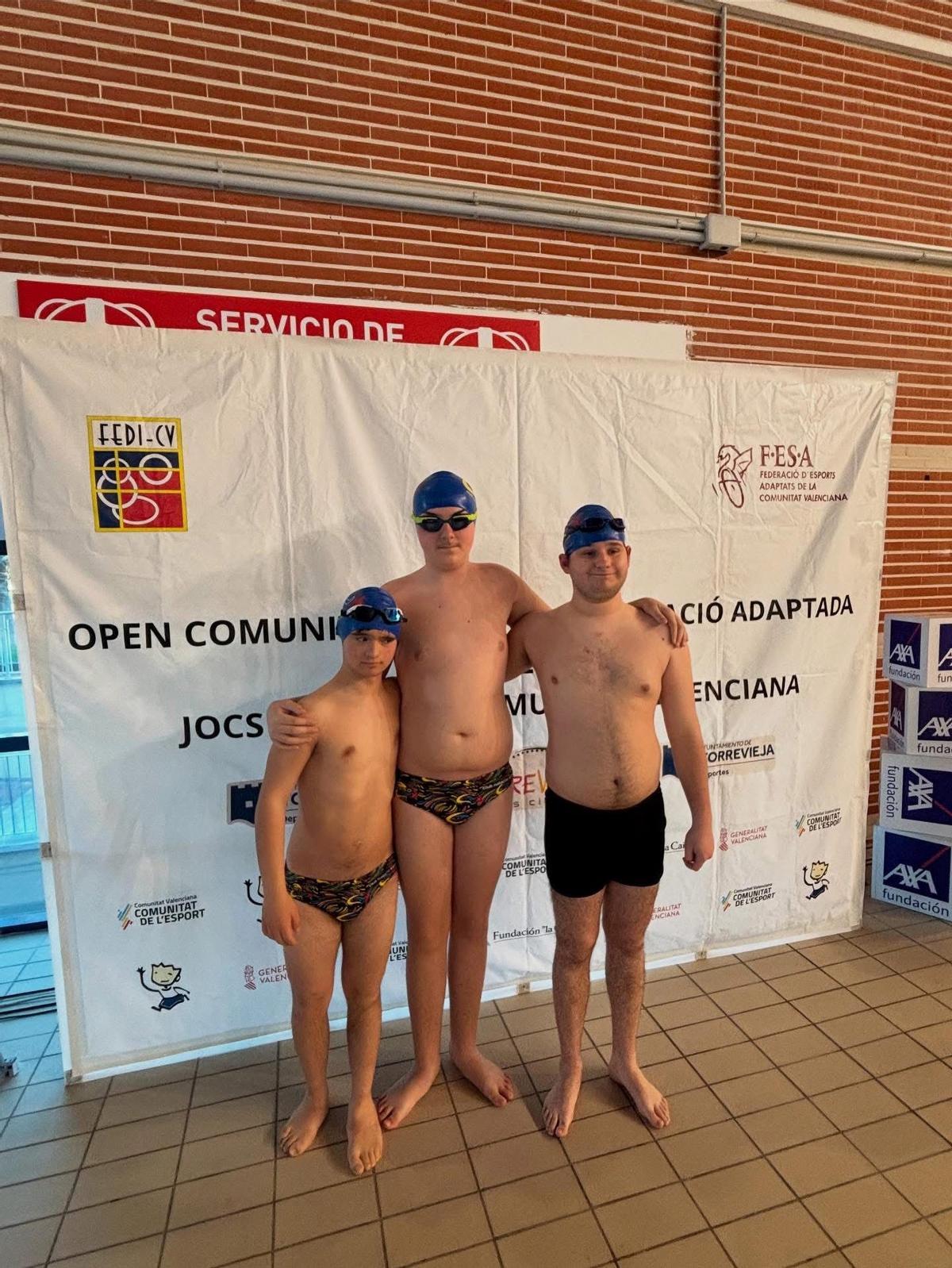 Nadadores del CN Xàtiva en la jornada de natación adaptada en Torrevieja.