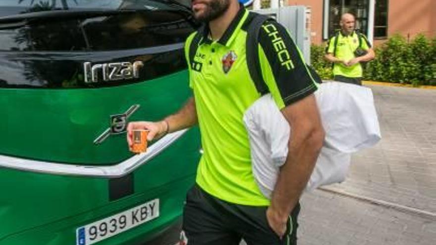 Gonzalo Verdú antes de iniciar un viaje en el autocar oficial.