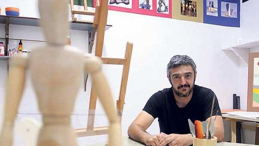 El artista Toni Casaus, en su taller ubicado en la calle Fomento, en Cangas.  // Noé Parga