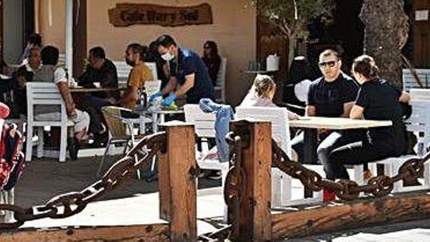 Una terraza con clientes en Ibiza durante la fase 1 de la desescalada por la epidemia del Covid-19.