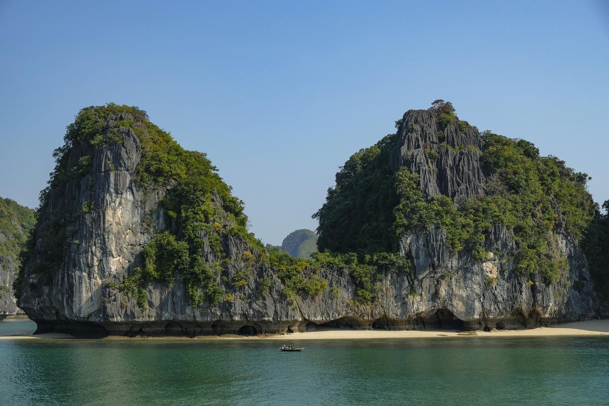 La Bahía de Lan Ha es una alternativa impresionante y menos masificada que la Bahía de Halong en Vietnam, caracterizada por sus aguas tranquilas y formaciones calizas
