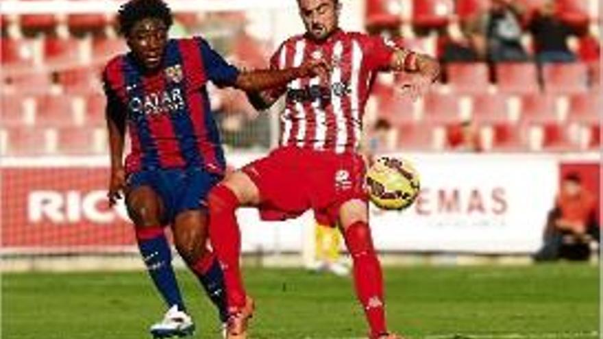 Richy protegeix la pilota davant Dongou, del Barcelona B.