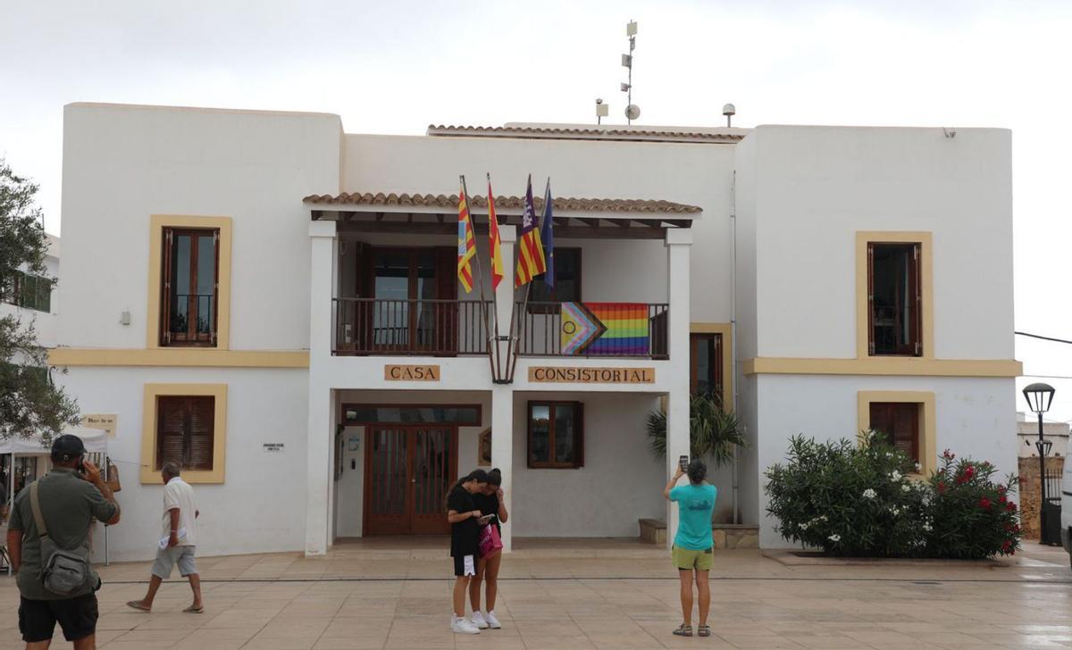 Una vecina obliga a recolocar la bandera en el Consell de Formentera | C.C.