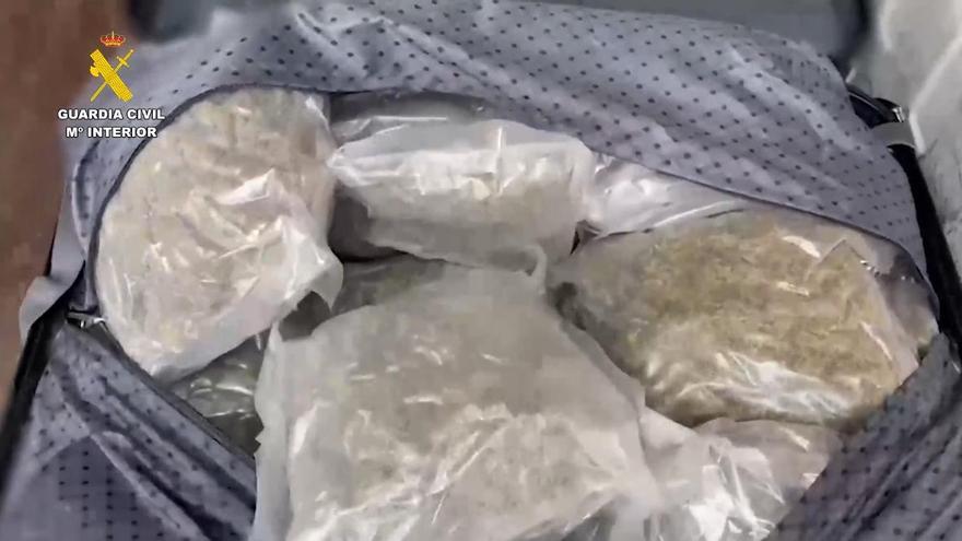 La Guardia Civil intercepta en Valencia una maleta llena de droga al extranjero