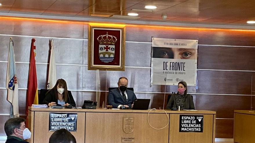 La secretaria y la interventora, junto al alcalde, durante un pleno.