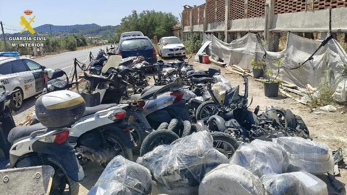 Die Motorroller wurden in einer verlassenen Fabrik in Selva entdeckt.