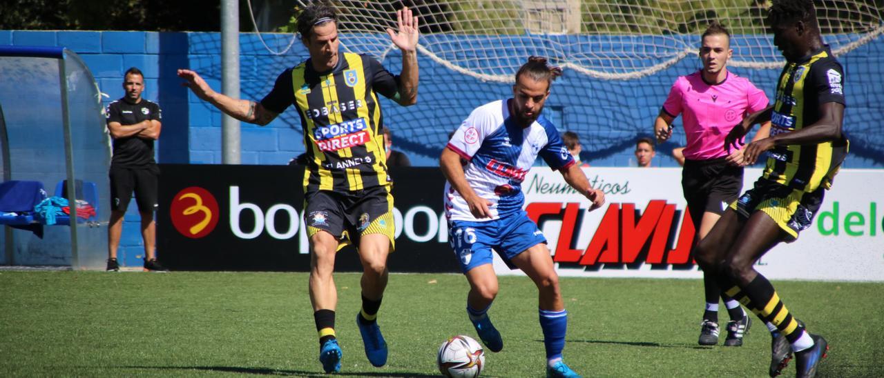 Marcos presiona a un jugador del Ebro en el partido disputada en La Almozara