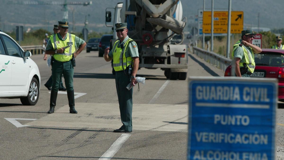 Agentes de la Guardia Civil de tráfico en la 340, en imagen de archivo.