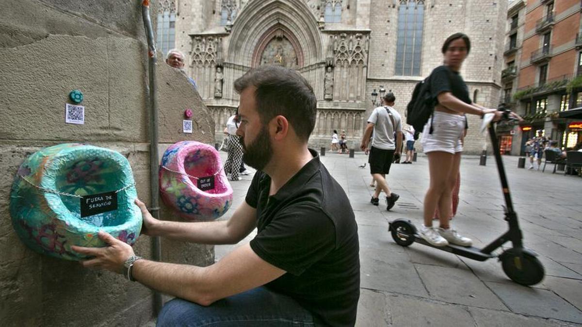 Joan Juncosa instala dos de sus urinarios activistas frente a Santa Maria del Mar.