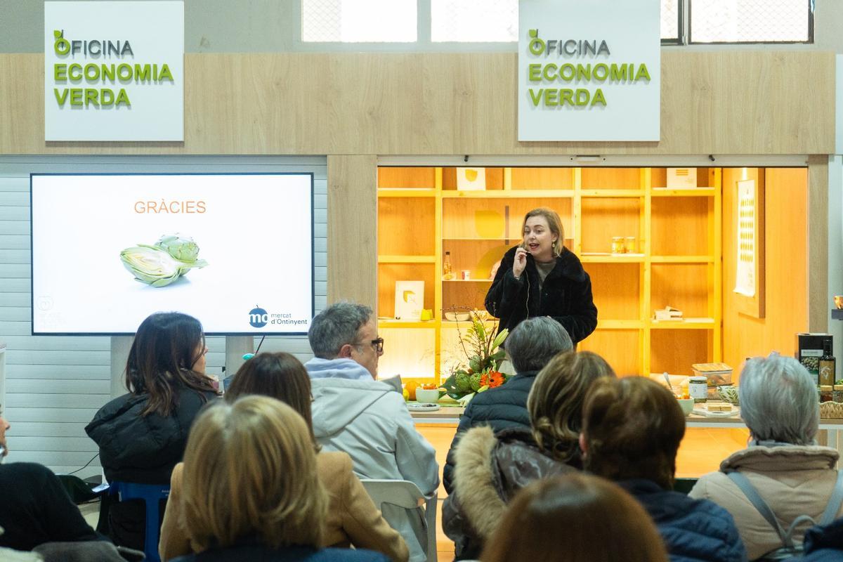 La concejala Natàlia Enguix, durante una de las actividades organizadas en el Mercat de la Carxofa de Ontinyent.