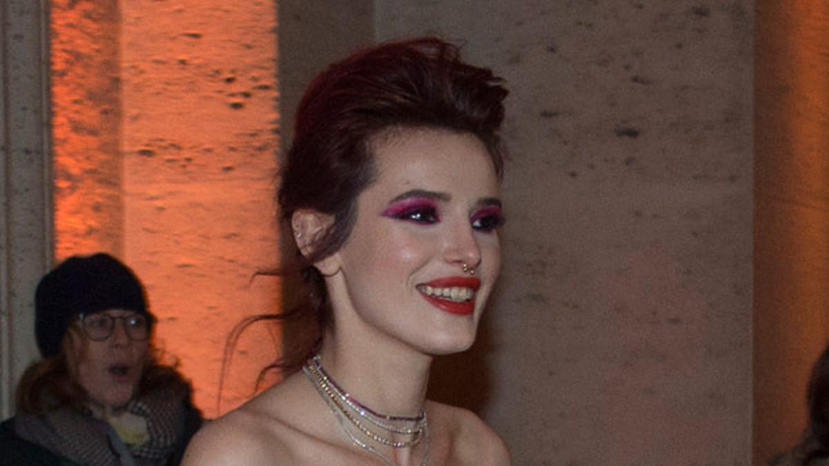 Bella Thorne combina rojo y fucsia