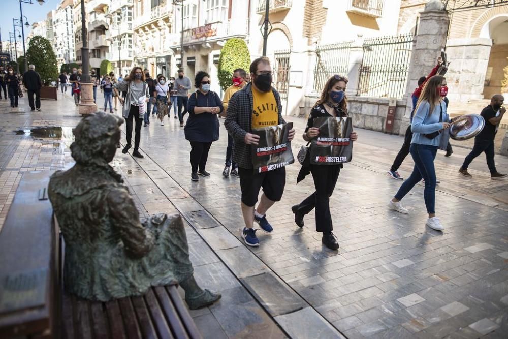 Los hosteleros protestan en las calles de Cartagena sin el apoyo de su patronal