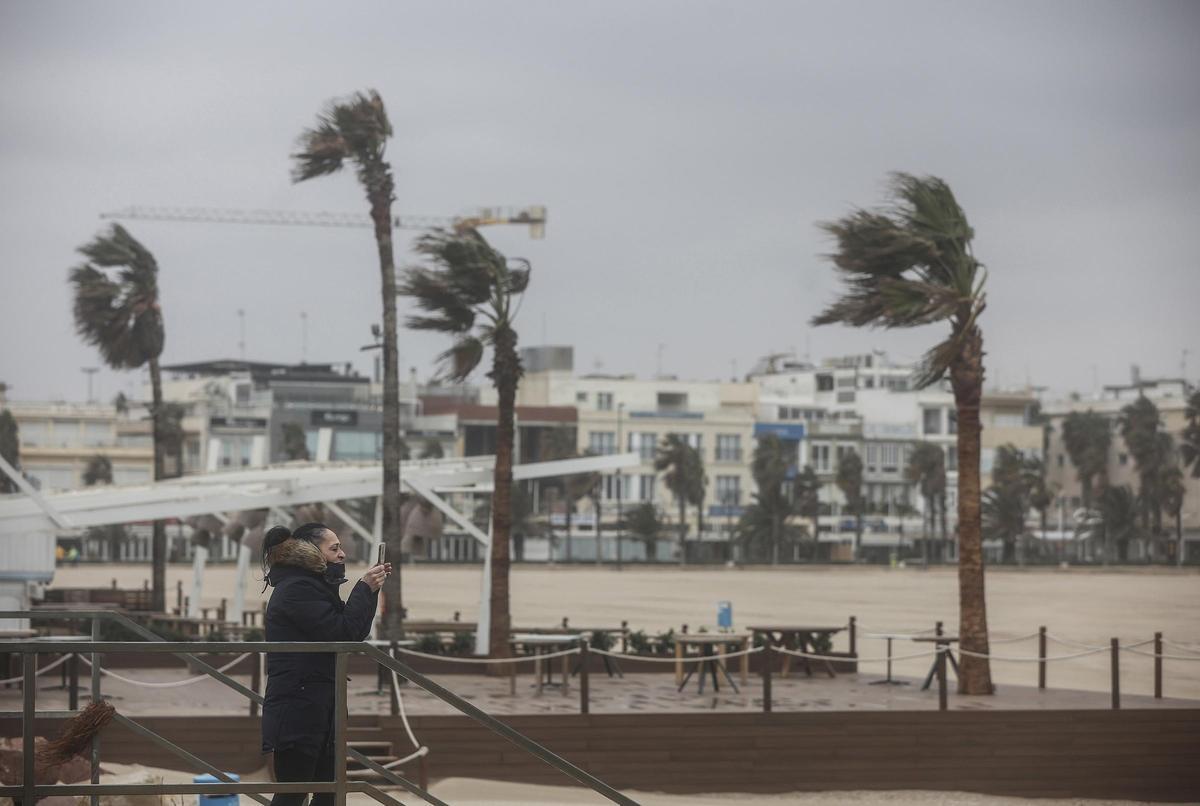 Fuerte viento en la playa de la Malvarrosa.