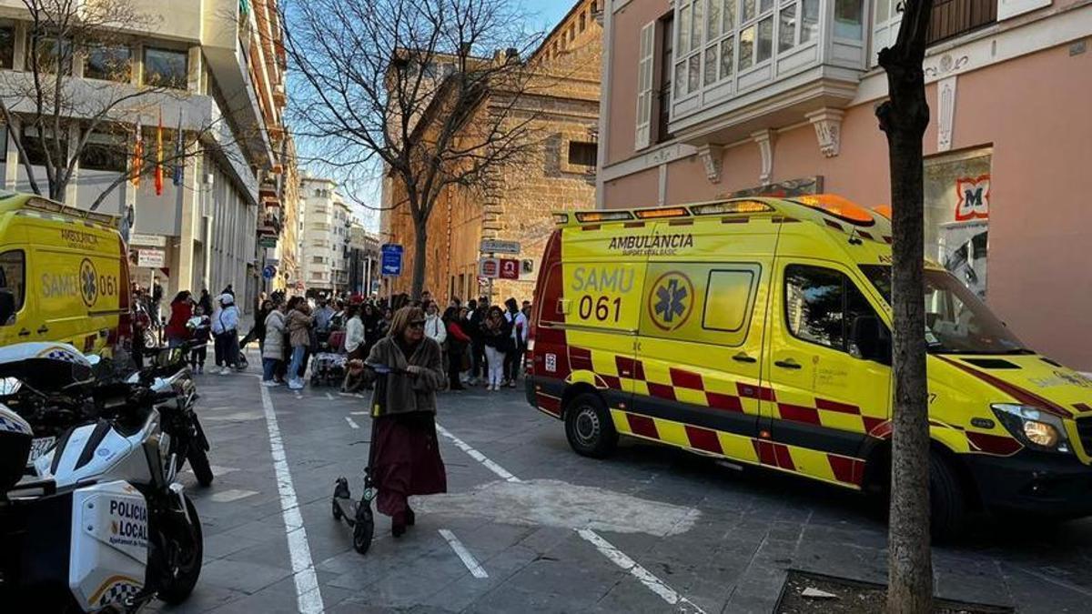 Dispositivo de emergencias en la Plaza de España de Palma tras degollarse una joven en el Müller.