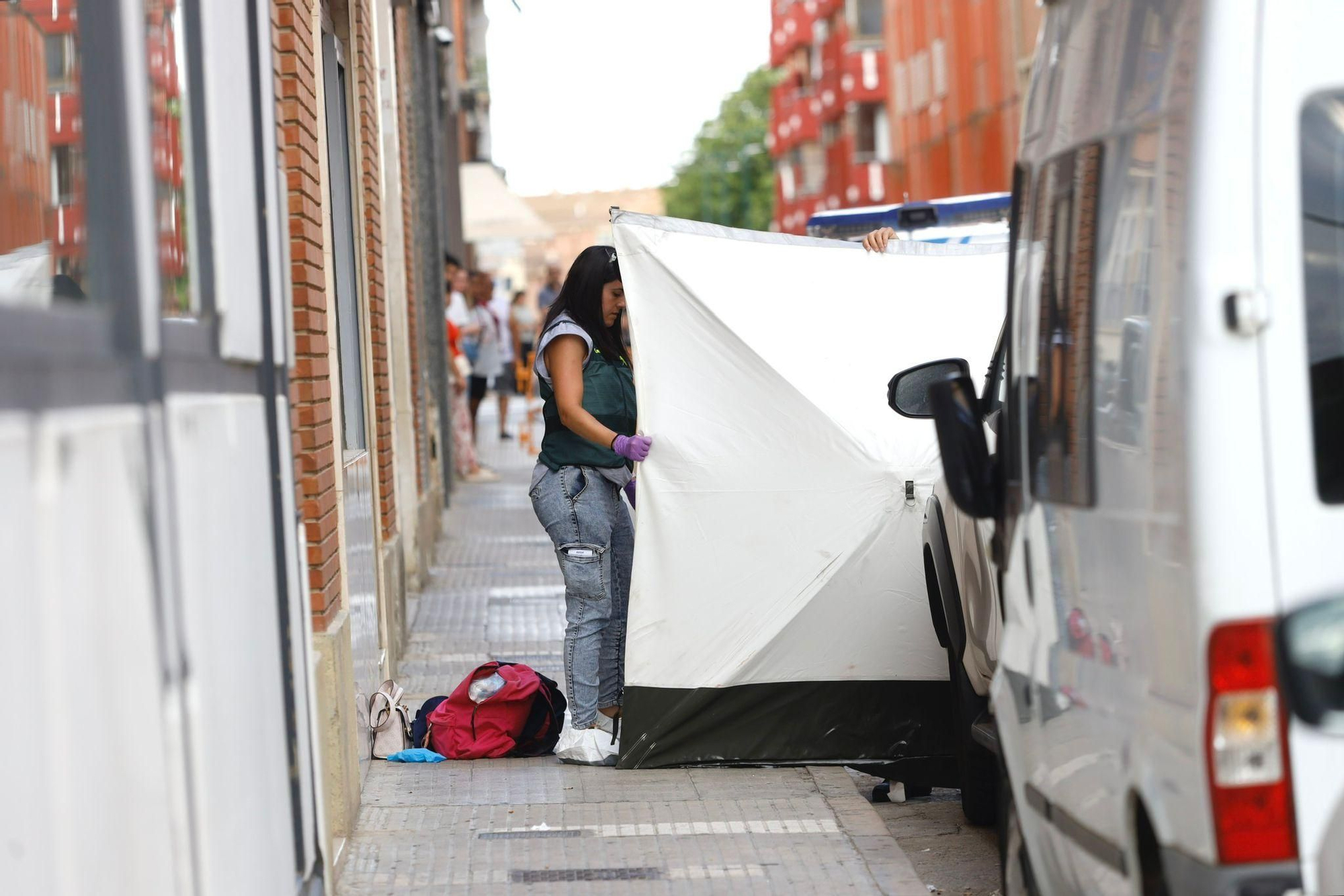 En imágenes | Conmoción en Ejea tras el asesinato de una mujer en un establecimiento