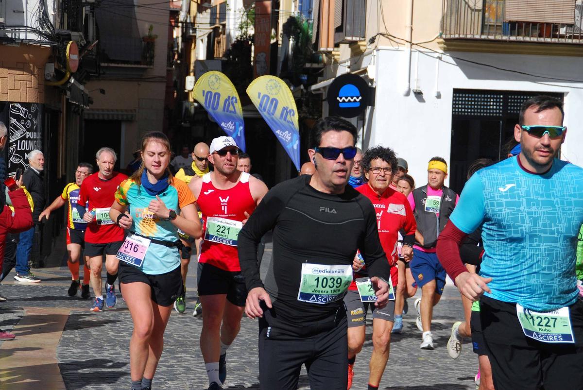 Corredores de la Mitja Marató de Xàtiva en un tramo de la carrera.