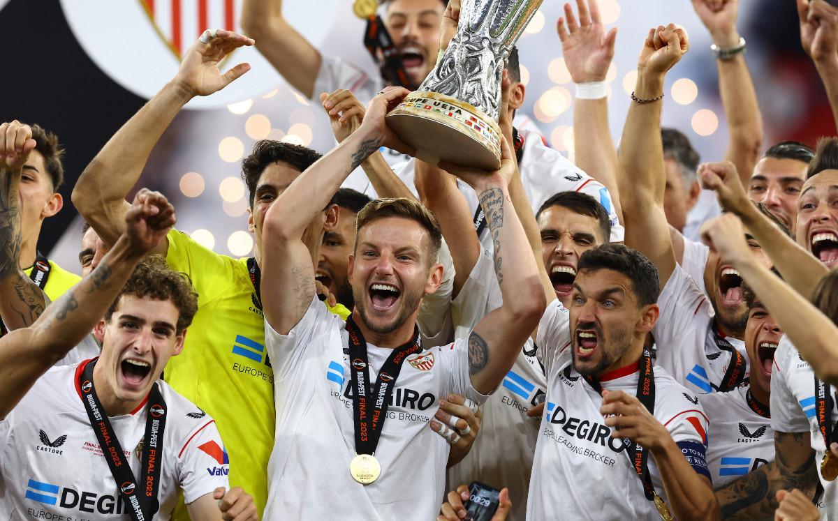 El Sevilla FC levantando su última Europa League tras una agónica temporada peleando por no bajar en 2023
