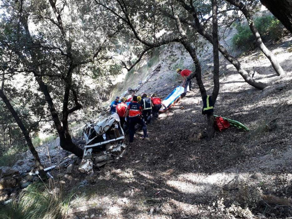 Rescatan a un motorista herido tras caer por un desnivel de diez metros en la Serra