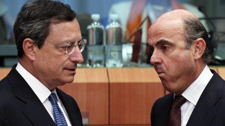 El presidente del Banco Central Europeo (BCE), Mario Draghi con el ministro de Economía español, Luis de Guindos.