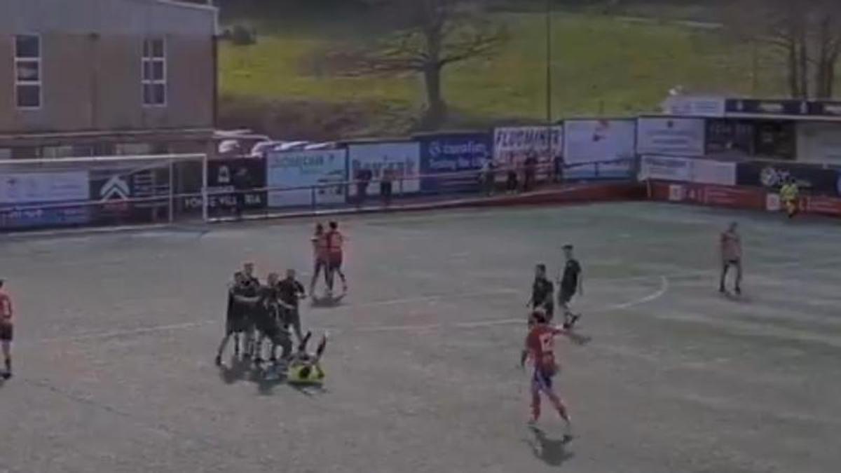 Un futbolista agrede brutalmente a un árbitro en Asturias y su club le defiende:  No condenamos la agresión 