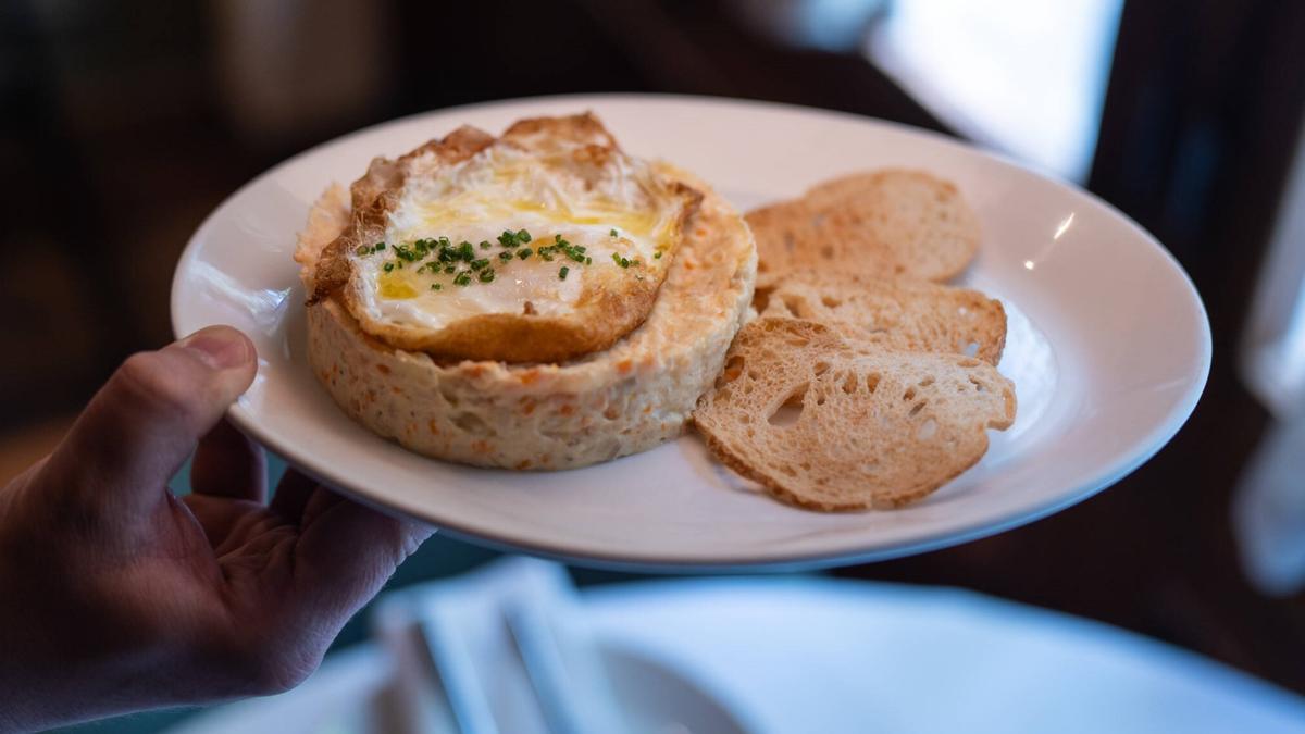 La ensaladilla rusa con huevo frito de Can Ugal.