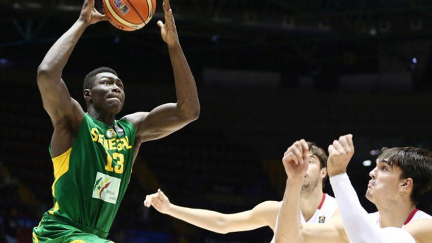 N´Diaye, con Senegal, dispuesto a saltar para machacar ante los croatas Dario Saric y Ante Tomic.