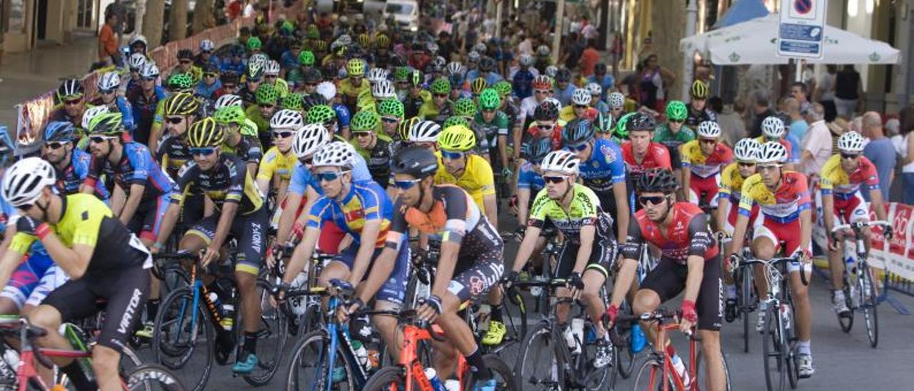 Ciclistas a su paso por la Baixada de l’Estació en una edición anterior del Trofeu Fira d’Agost. | PERALES IBORRA