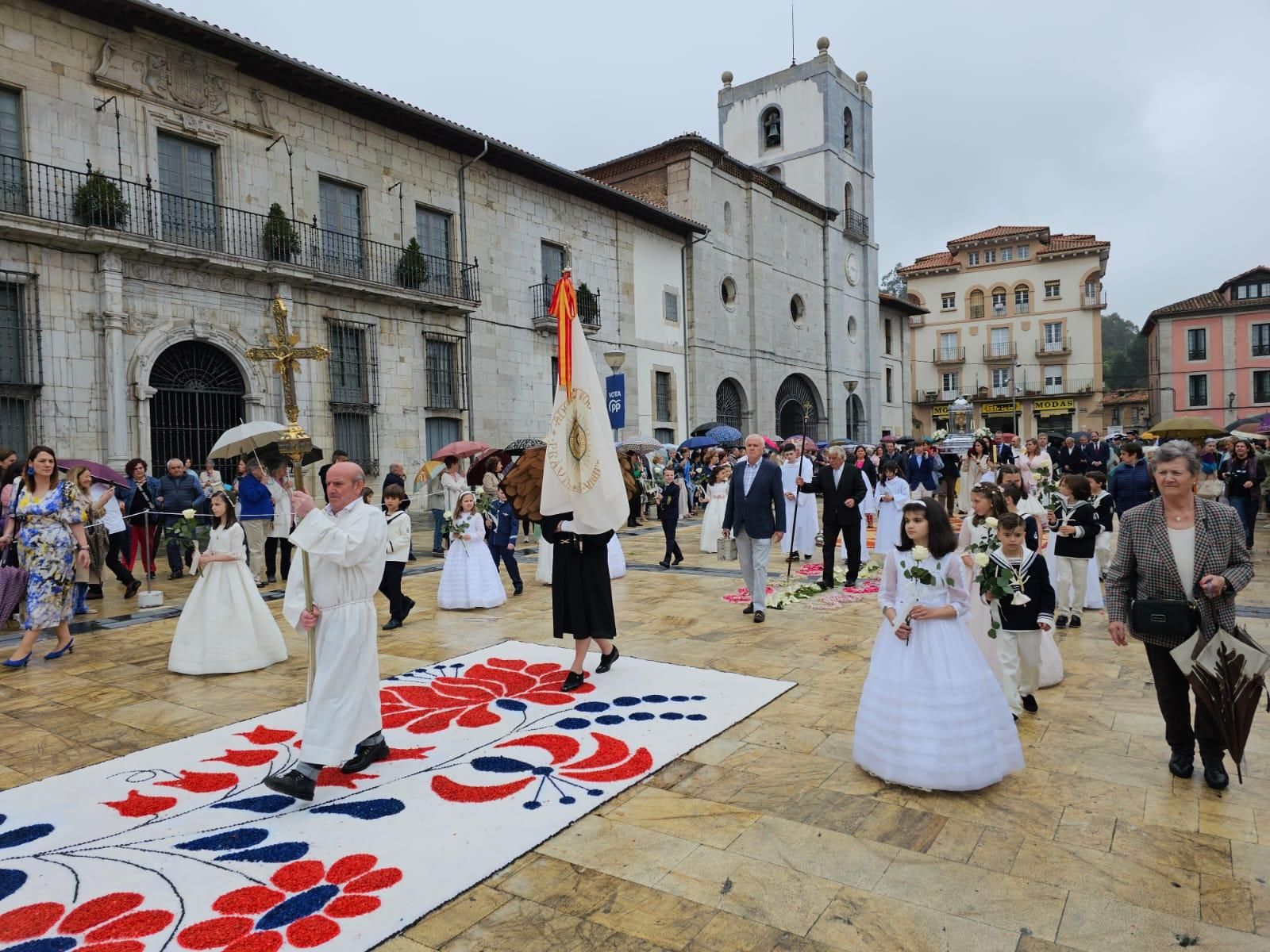 Pravia disfrutó del Corpus: así fue la colorida procesión