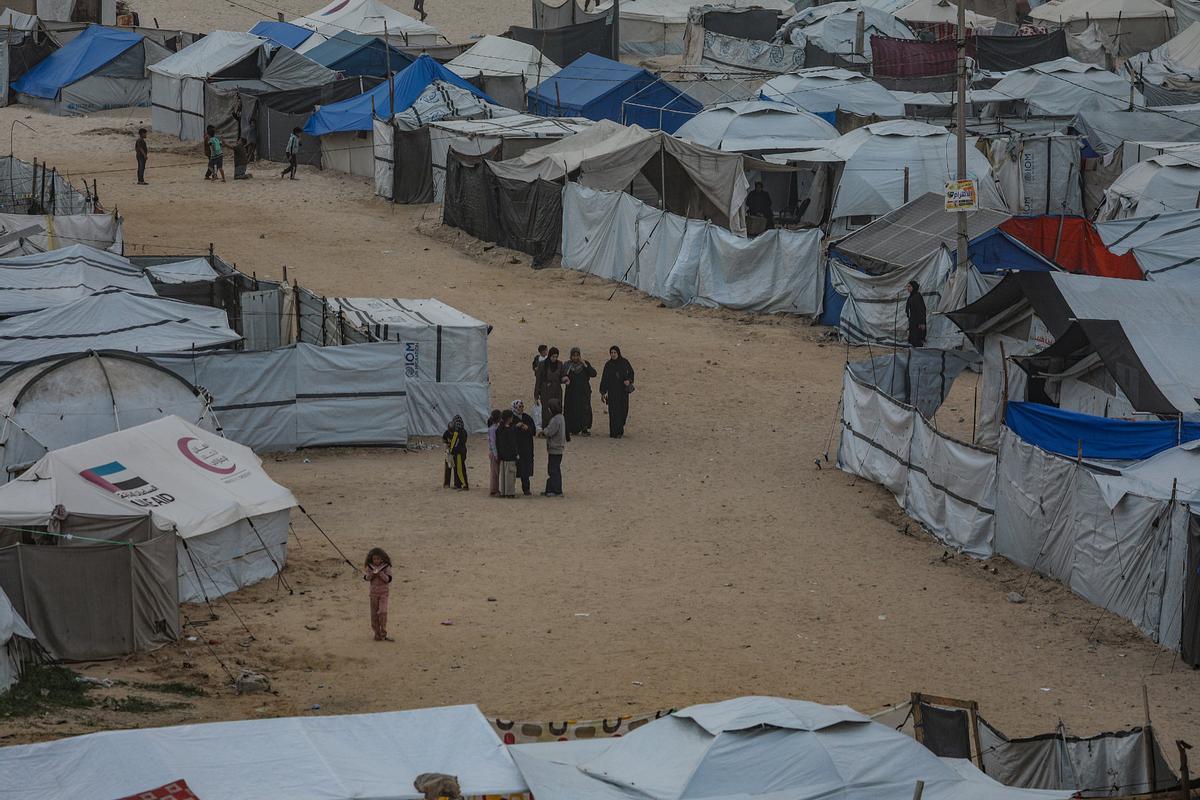 Un campo de palestinos desplazados en Ciudad de Gaza, este martes.