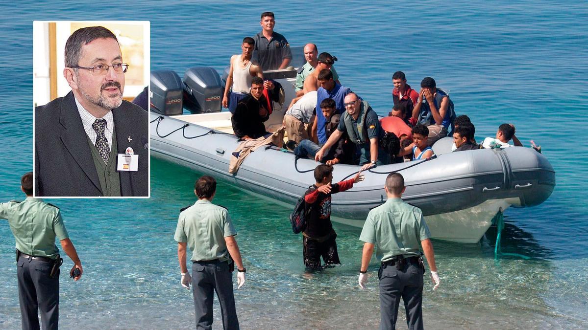Guardias civiles junto a una zodiac llena de inmigrantes marroquíes llegada a Nerja (Málaga). En el recuadro, José del Riego.