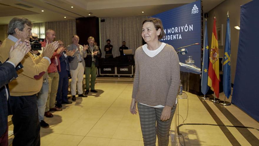 Carmen Moriyón, aplaudida por el secretario general, Adrián Pumares, y Francisco Álvarez-Cascos, tras su intervención en la convención de candidatos locales de Foro.